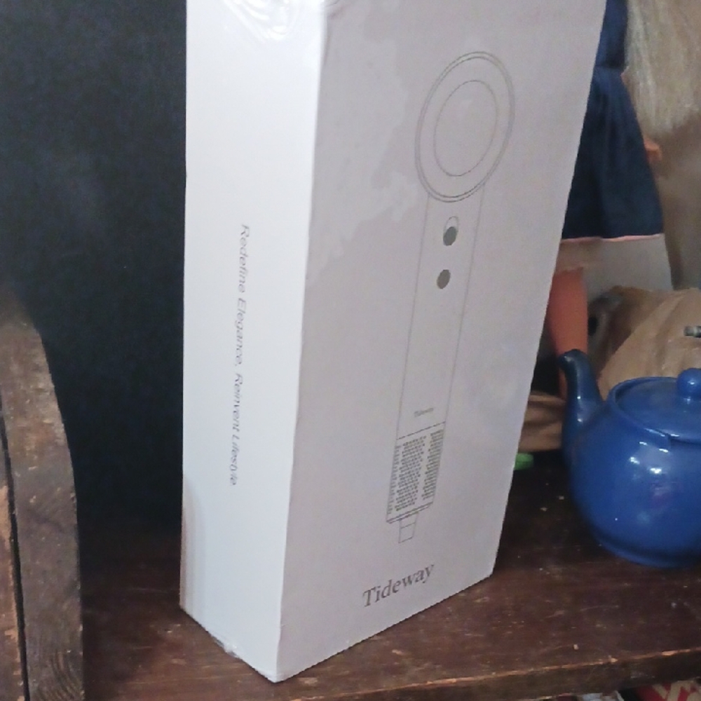 New In Box Tideway Hair Dryer in White - Picture 2 of 3